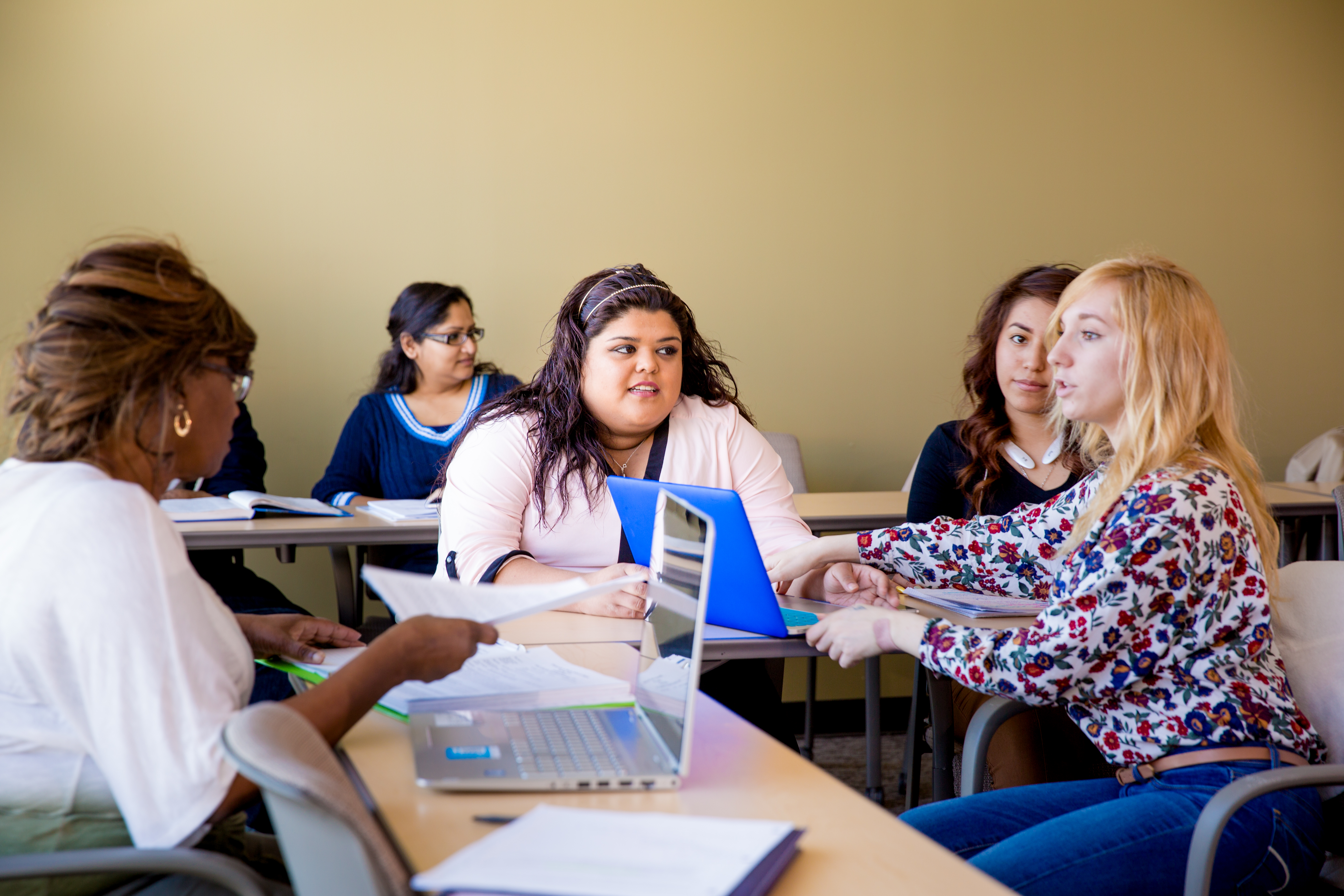 Photo of 5 UNT Dallas psychology students and 1 teacher interact during a classroom discussion