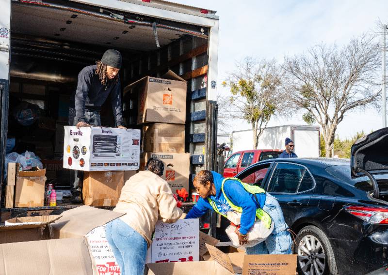 Full photo of UNT Dallas faculty, staff and students volunteer during monthly food distribution 