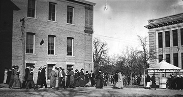 1913 Walking students at North Texas State Normal College