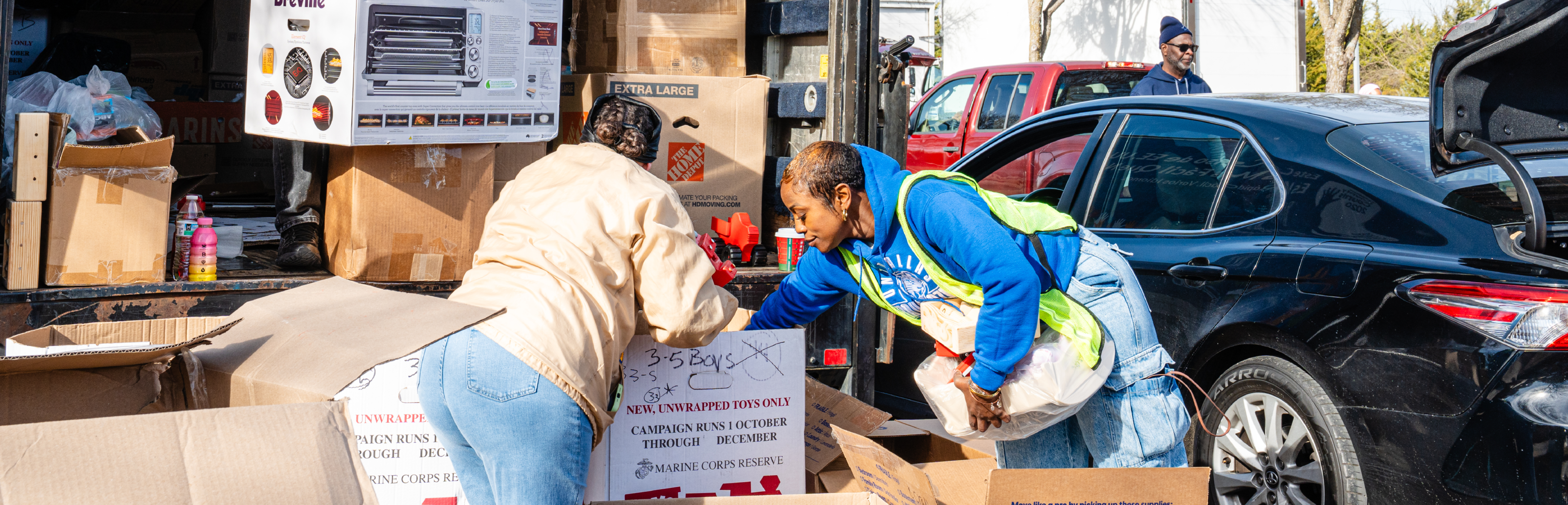 Photo of UNT Dallas and UNT Dallas College of Law Students and Employees during an outdoor community food drive.